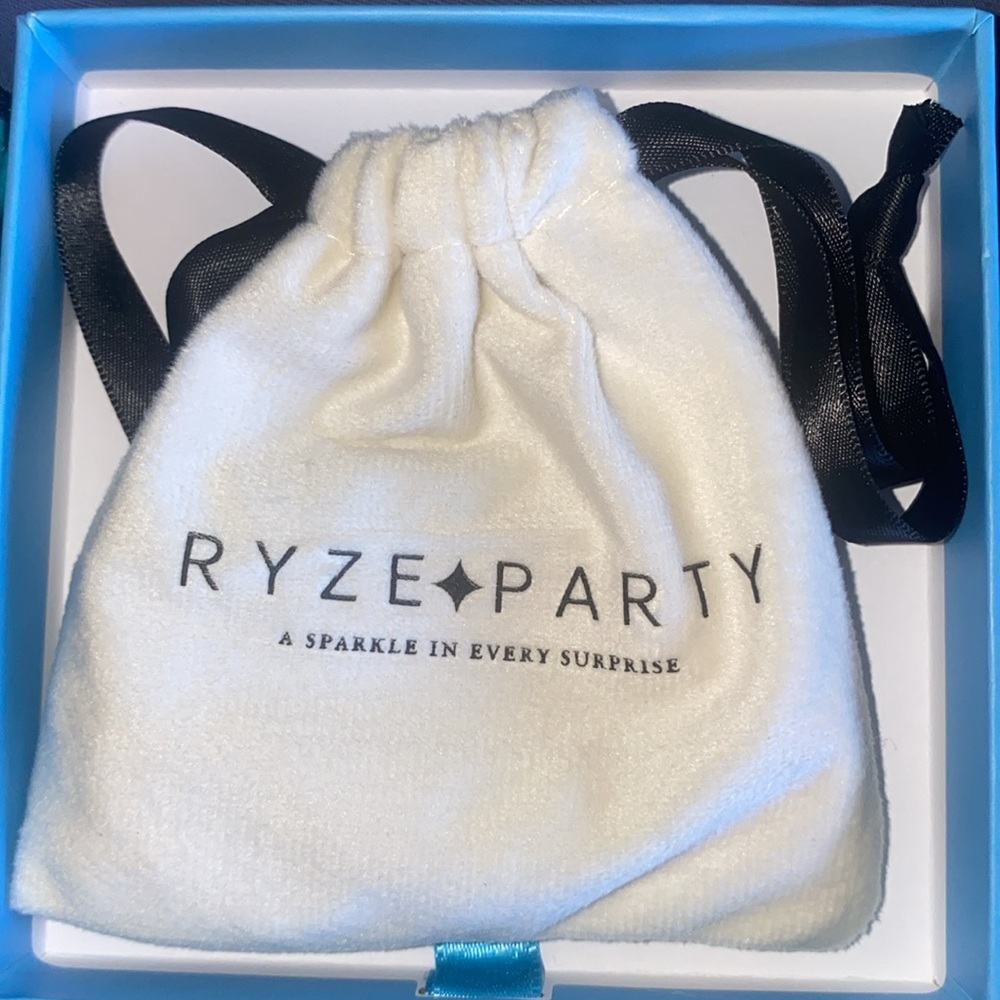 Ryze Party Consultant Staxx “Crystal” the sweet pea charm - Picture 5 of 6